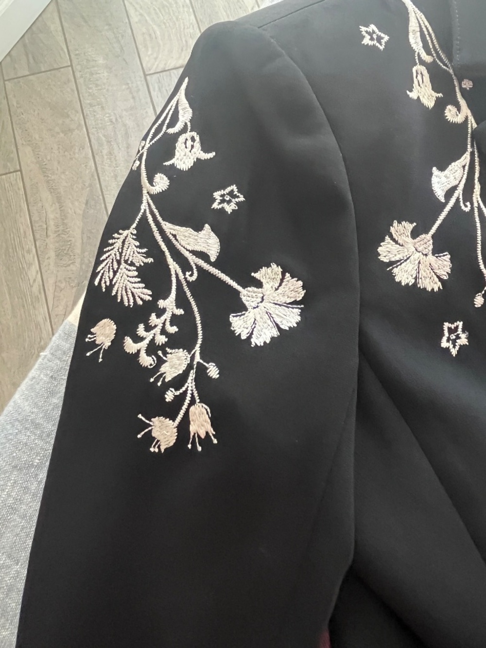 Cinq à Sept Black Gabrielle Floral Embroidered Blazer Sz 4 Quiet Luxury - Picture 6 of 11
